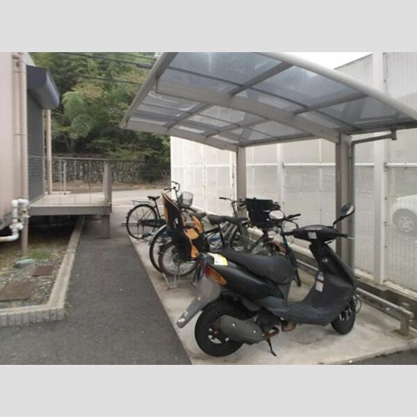 現地周辺 (駐輪場)