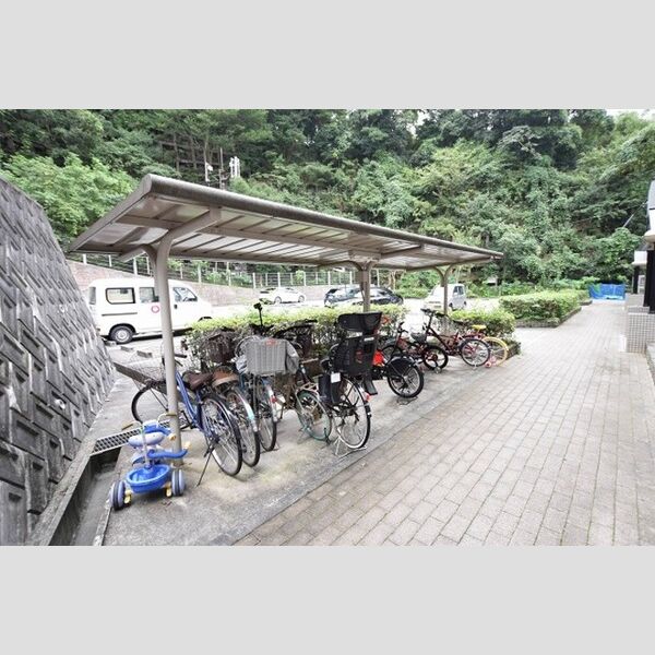 現地周辺 (駐輪場)