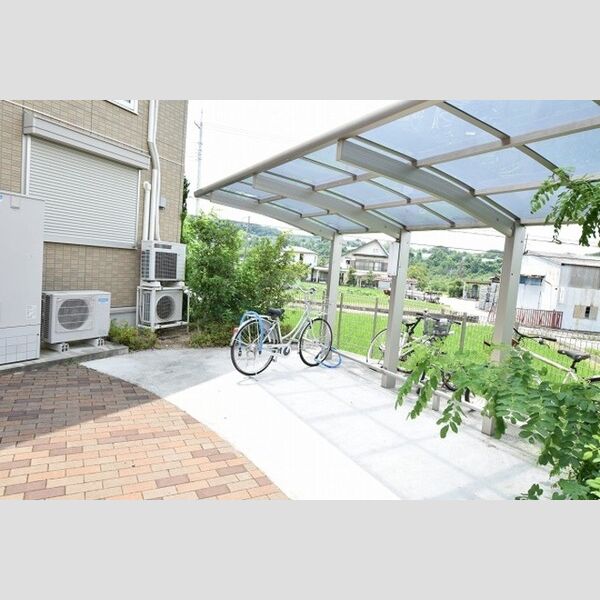 現地周辺 (駐輪場)