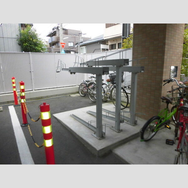 現地周辺 (駐輪場)