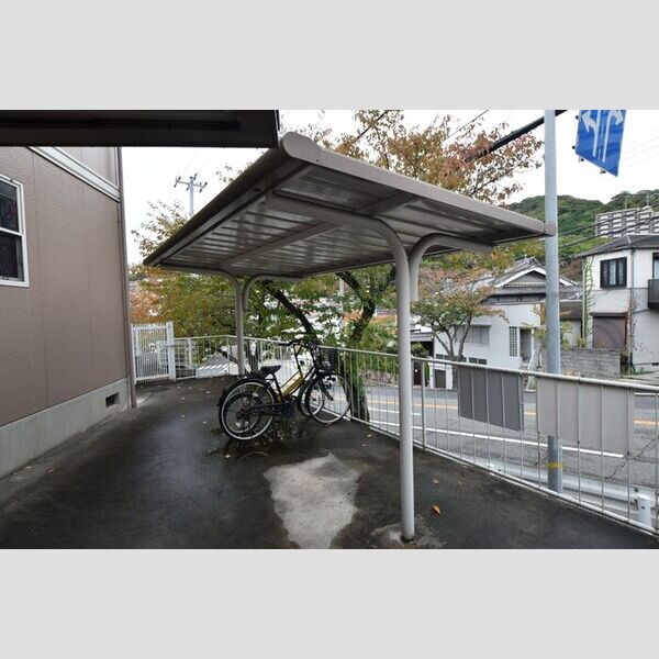 現地周辺 (駐輪場)