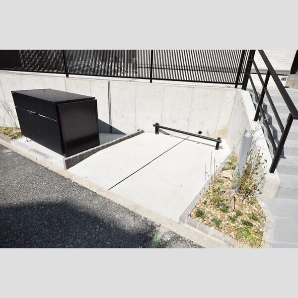 駐車場 (バイク置場(有料))