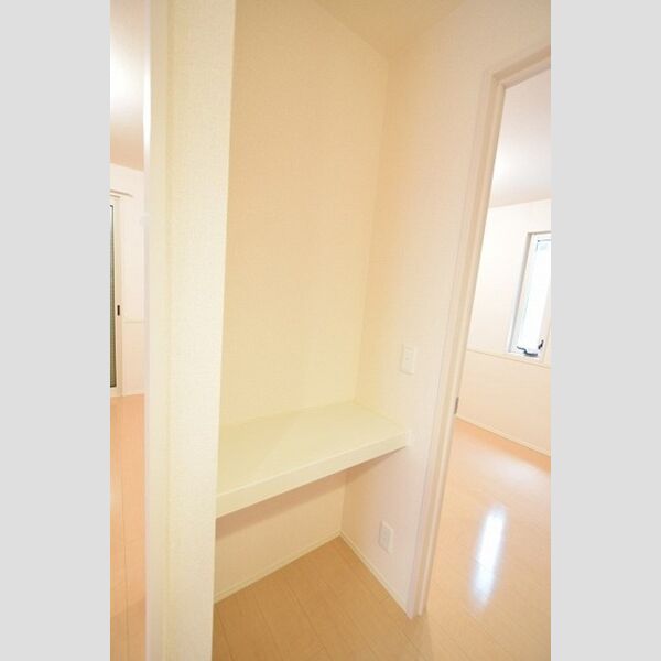 収納 (2階廊下内収納棚)