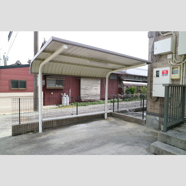 現地周辺 (駐輪場)