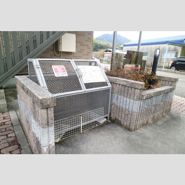 現地周辺 (敷地内ゴミ置場)