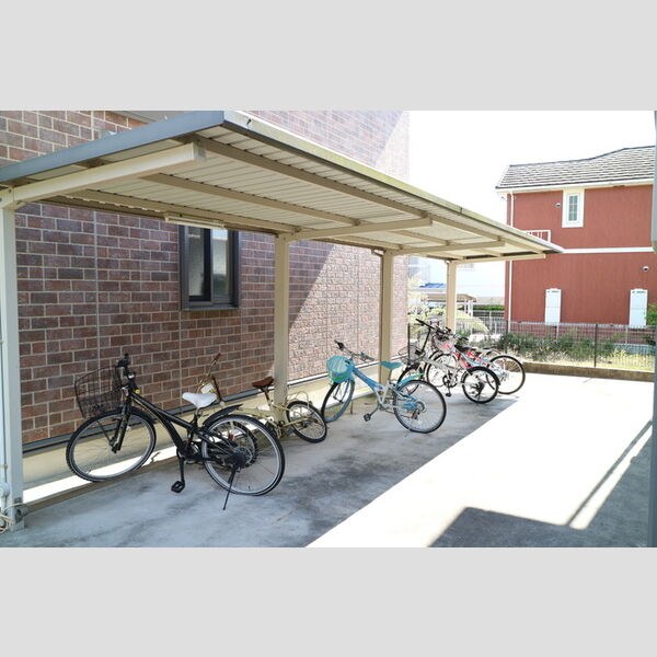 現地周辺 (駐輪場)