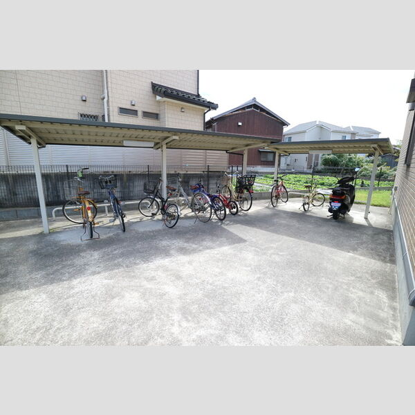 現地周辺 (駐輪場)