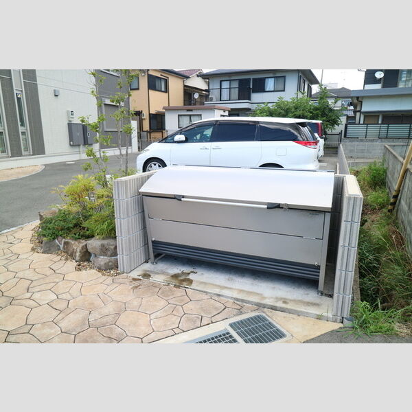 現地周辺 (敷地内ゴミ置場)