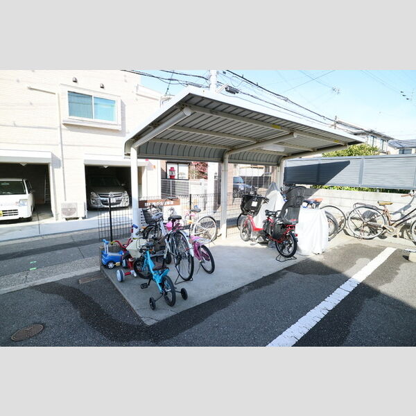 現地周辺 (駐輪場)