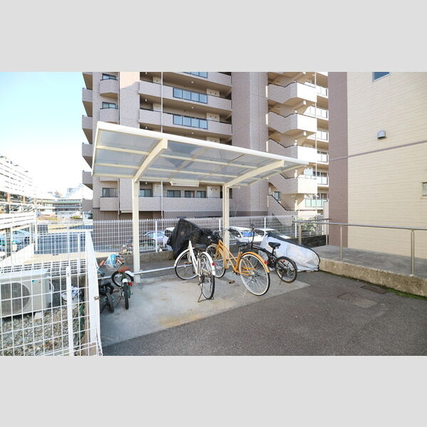 現地周辺 (駐輪場)