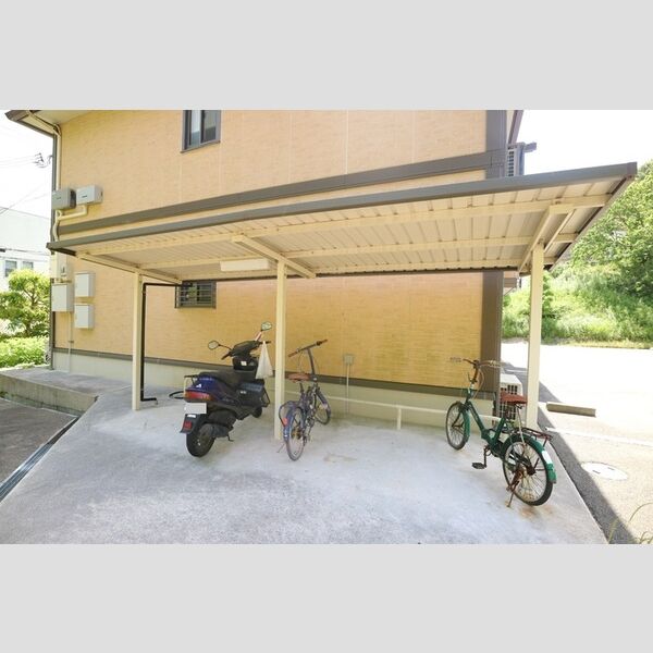 現地周辺 (駐輪場)