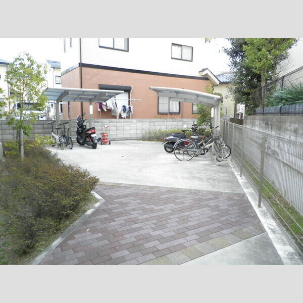 現地周辺 (駐輪場)