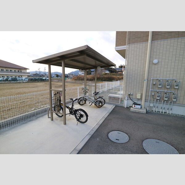 現地周辺 (駐輪場)