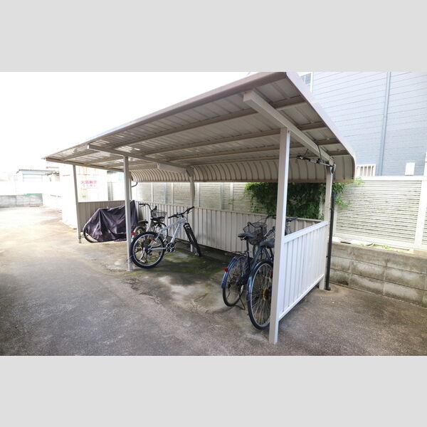 現地周辺 (駐輪場)