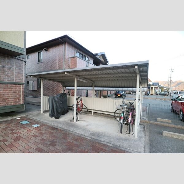 現地周辺 (駐輪場)