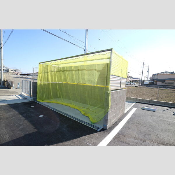 現地周辺 (敷地内ゴミ置場)