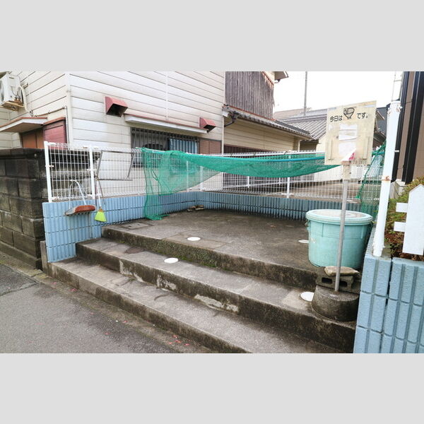 現地周辺 (ゴミ置場)