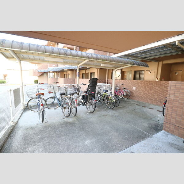 現地周辺 (駐輪場)