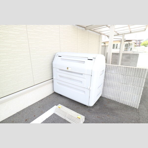 現地周辺 (敷地内ゴミ置場)