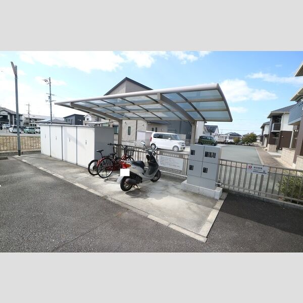 現地周辺 (駐輪場)