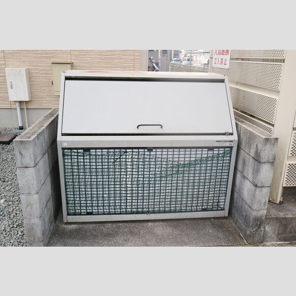 現地周辺 (ゴミ置場)