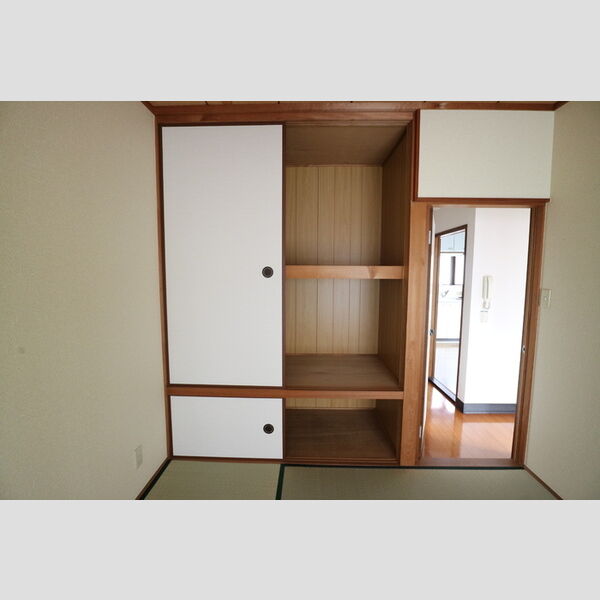 収納 (押入)