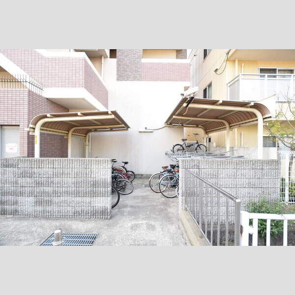 現地周辺 (駐輪場)