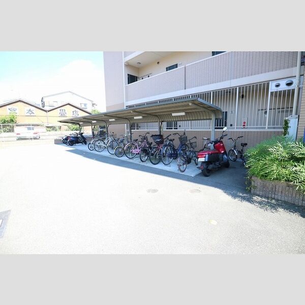 現地周辺 (駐輪場)