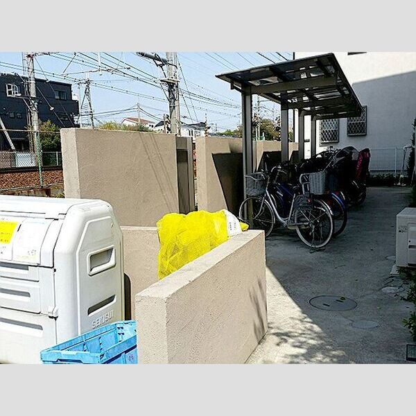 現地周辺 (駐輪場　ごみ置き場)
