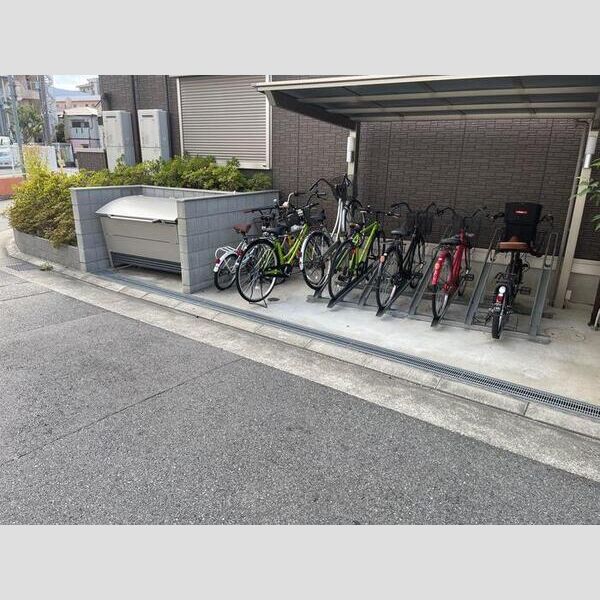 現地周辺 (駐輪場)