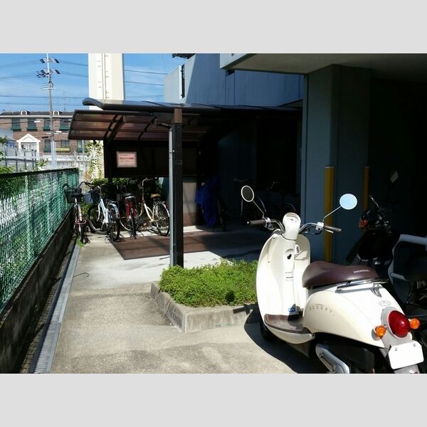 現地周辺 (駐輪場)