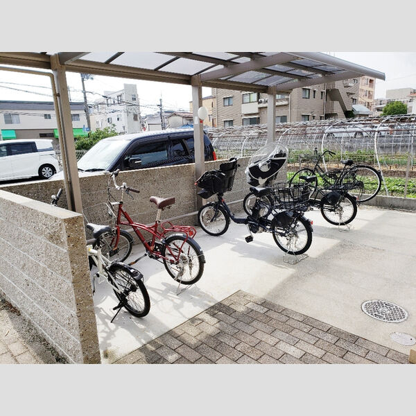 現地周辺 (駐輪場)