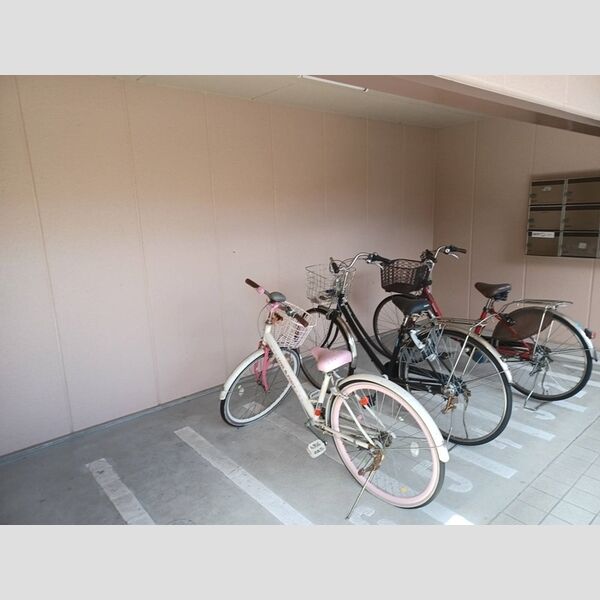 現地周辺 (駐輪場)