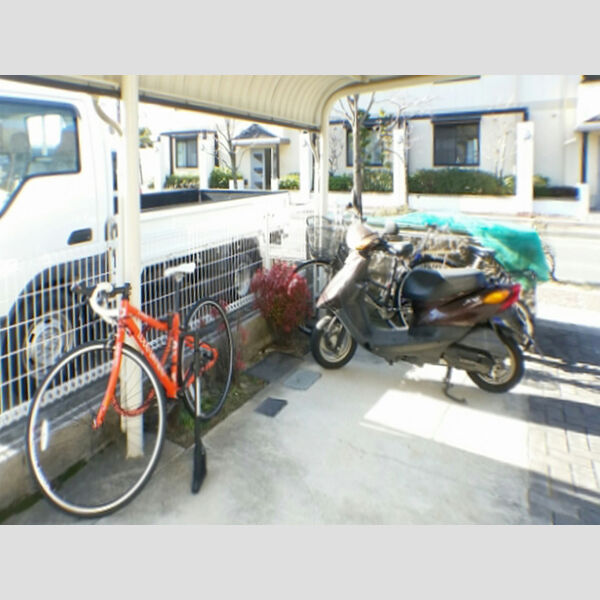 現地周辺 (駐輪場)