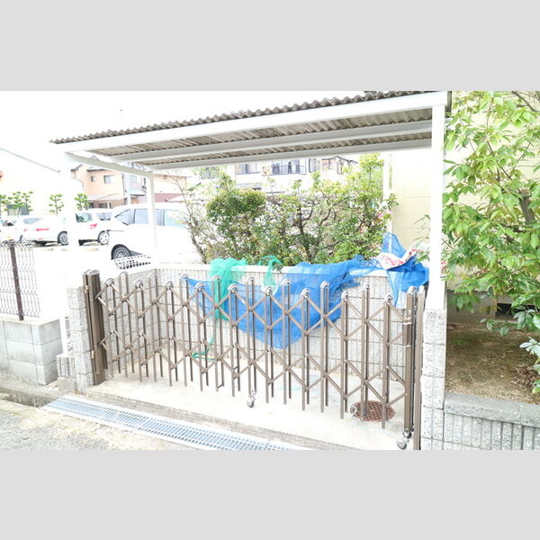 現地周辺 (ゴミ置場)