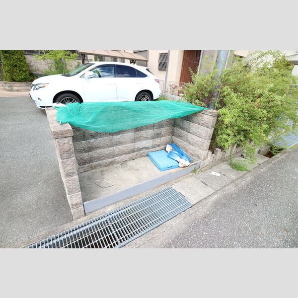 現地周辺 (ゴミ置き場)