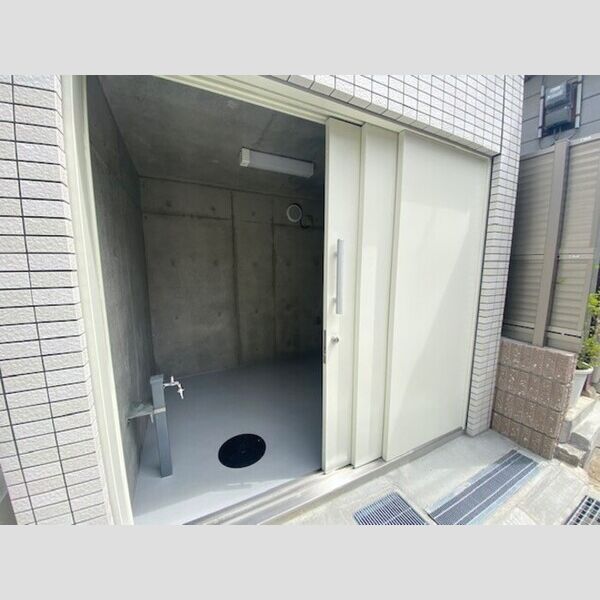 現地周辺 (ゴミ庫)