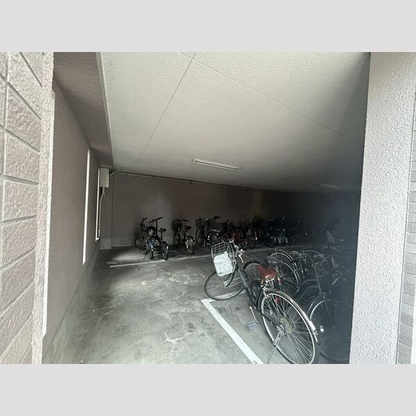 現地周辺 (駐輪場)