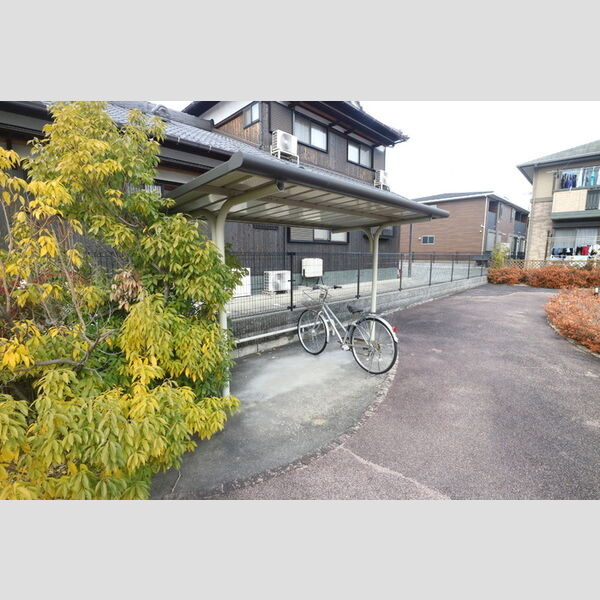 現地周辺 (駐輪場)