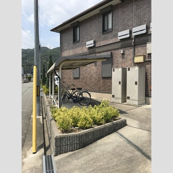 現地周辺 (B棟　駐輪場)