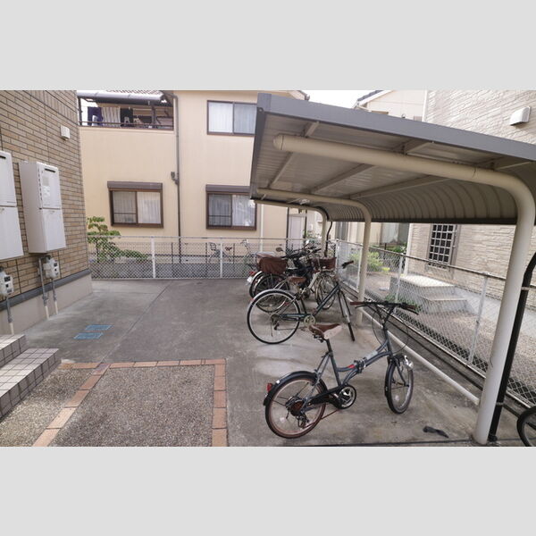 現地周辺 (駐輪場)