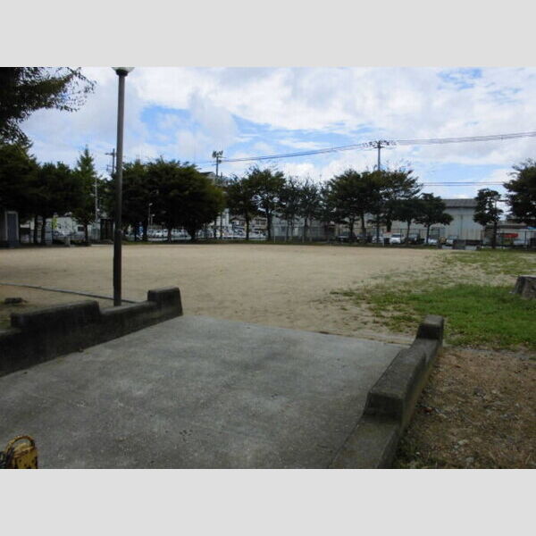 現地周辺 (構公園(約300m))