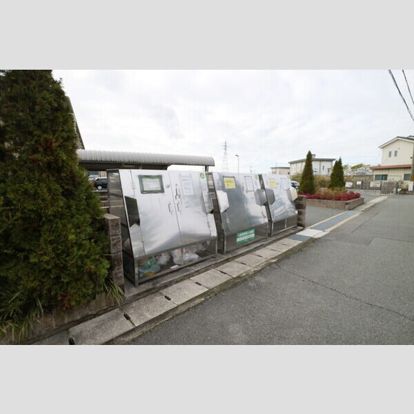 現地周辺 (ゴミ庫)