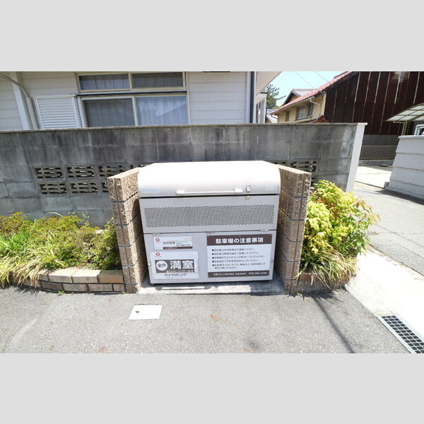現地周辺 (ゴミ庫)