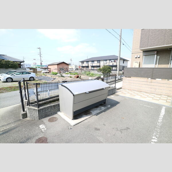 現地周辺 (ゴミ庫)