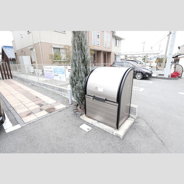 現地周辺 (ゴミ庫)