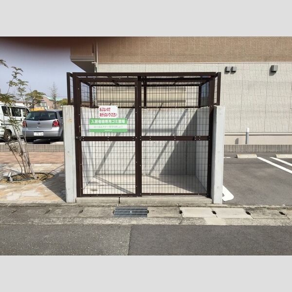 現地周辺 (ゴミ庫)
