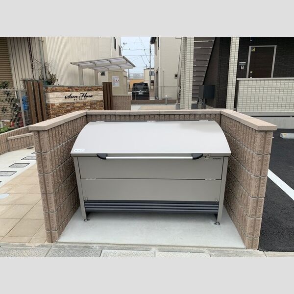 現地周辺 (ゴミ庫)