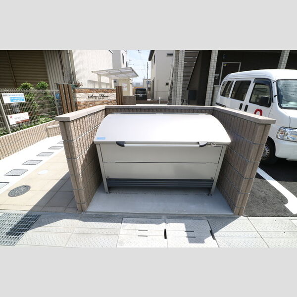 現地周辺 (ゴミ庫)