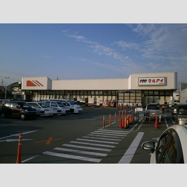 現地周辺 (マルアイ亀山店(838m))